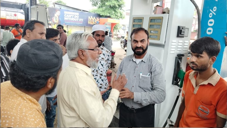 पेट्रोल पंप पर उपभोक्ता ने पकड़ी बड़ी चोरी, एक बूंद पेट्रोल गिरा नहीं  और 18 रुपये 36 पैसे बताने लगी मशीन