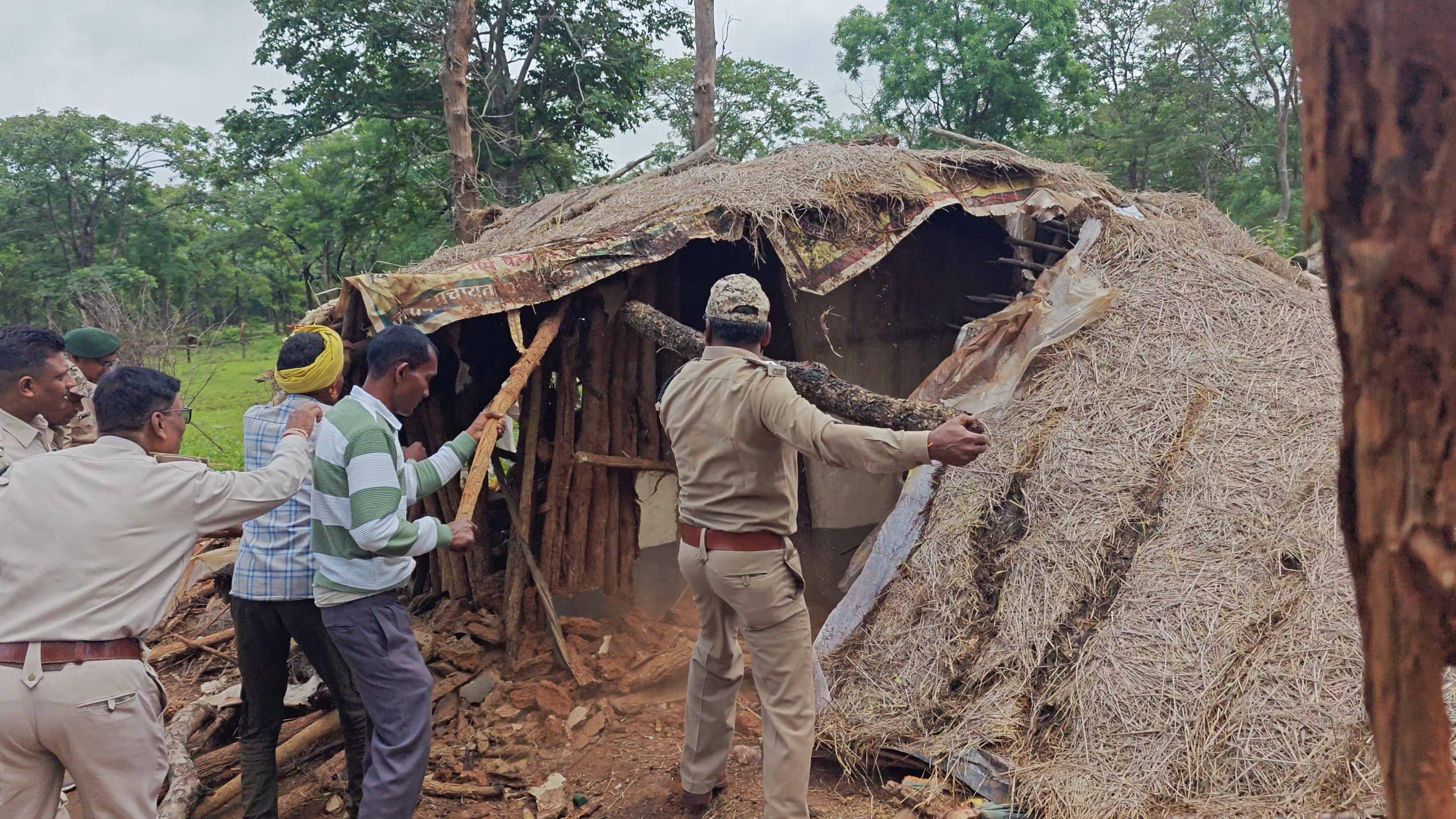 धमतरी में वन विभाग की जमीन से अतिक्रमण हटाया गया धमतरी में वन विभाग की जमीन से अतिक्रमण हटाया गया