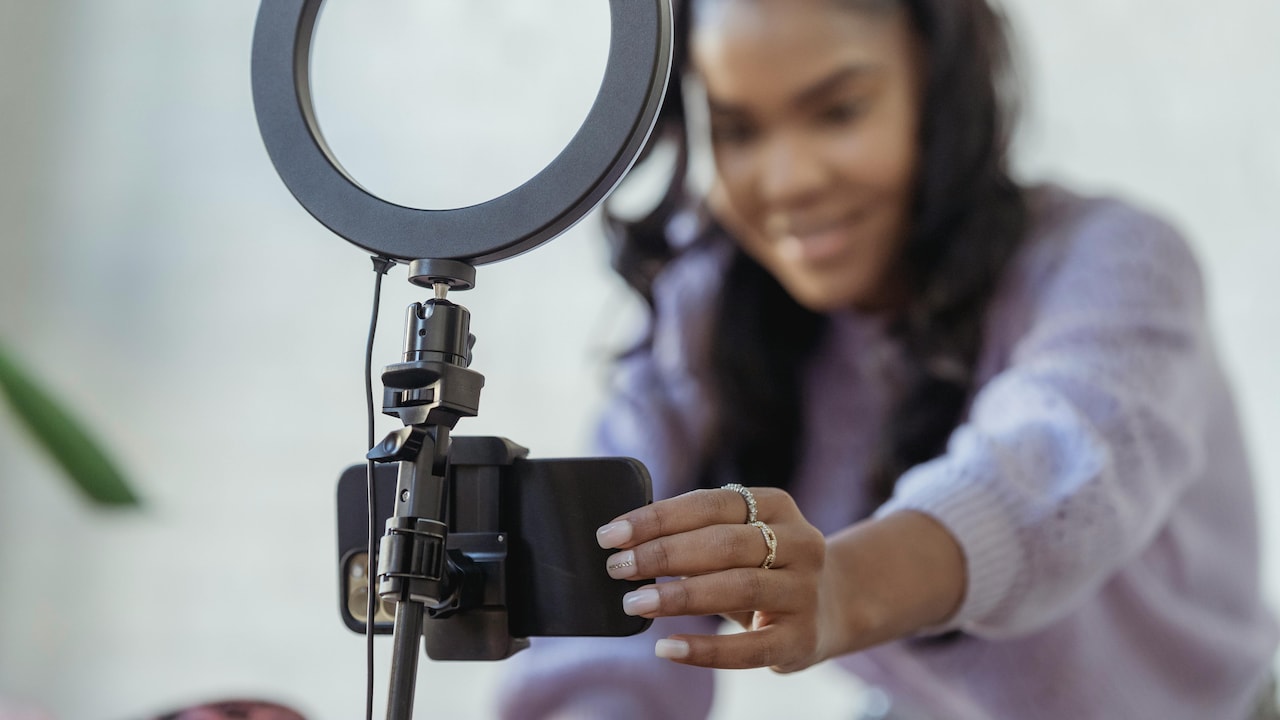 Which Are the Best Phone Tripods Under 5000 for Daily Use and Travel?