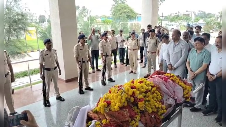 राजकीय सम्मान के साथ हुआ देहदान, नीमच में पहली बार हुआ ऐसा; पुलिस और अधिकारी रहे मौजूद राजकीय सम्मान के साथ हुआ देहदान, नीमच में पहली बार हुआ ऐसा; पुलिस और अधिकारी रहे मौजूद