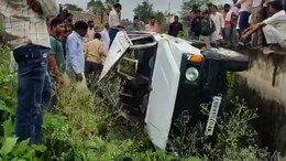 School Van Accident: बड़ी लापरवाही, बच्चों को स्कूल ले जाते समय वैन से ड्राइविंग सीख रहा था संचालक