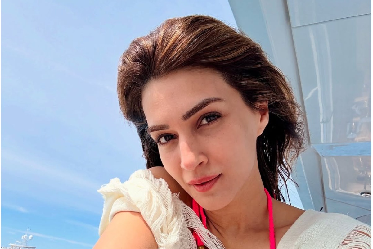 In A Neon Pink Swimsuit, <i>Param Sundari</i> Kriti Sanon Vibes To <i>Pardesiya</i>