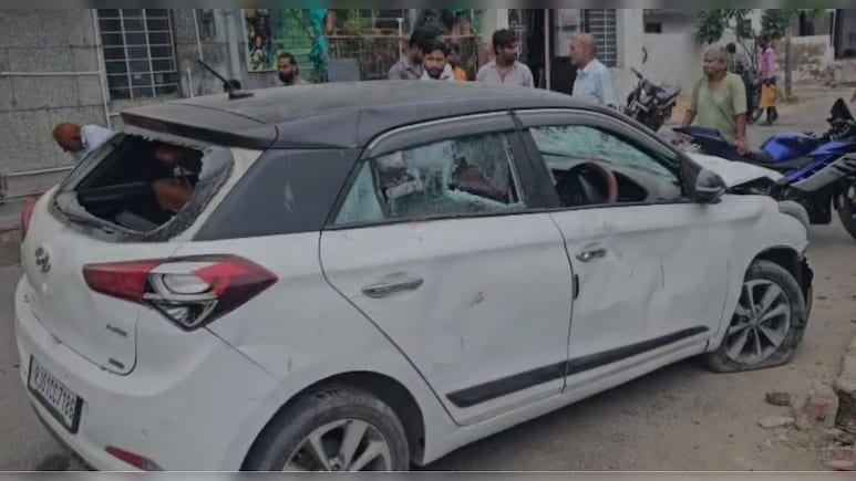 "मैं DSP का बेटा हूं, देख लूंगा", गर्लफ्रेंड के साथ कार में आपत्तिजनक स्थिति में पकड़ा तो हुआ आग बबूला "मैं DSP का बेटा हूं, देख लूंगा", गर्लफ्रेंड के साथ कार में आपत्तिजनक स्थिति में पकड़ा तो हुआ आग बबूला