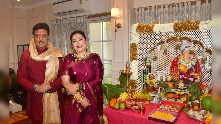 Govinda Sunita News: गोविंदा-सुनीताने गणपती बाप्पाचे एकत्र केले स्वागत, घटस्फोटाच्या चर्चांना दिला पूर्णविराम Govinda Sunita News: गोविंदा-सुनीताने गणपती बाप्पाचे एकत्र केले स्वागत, घटस्फोटाच्या चर्चांना दिला पूर्णविराम