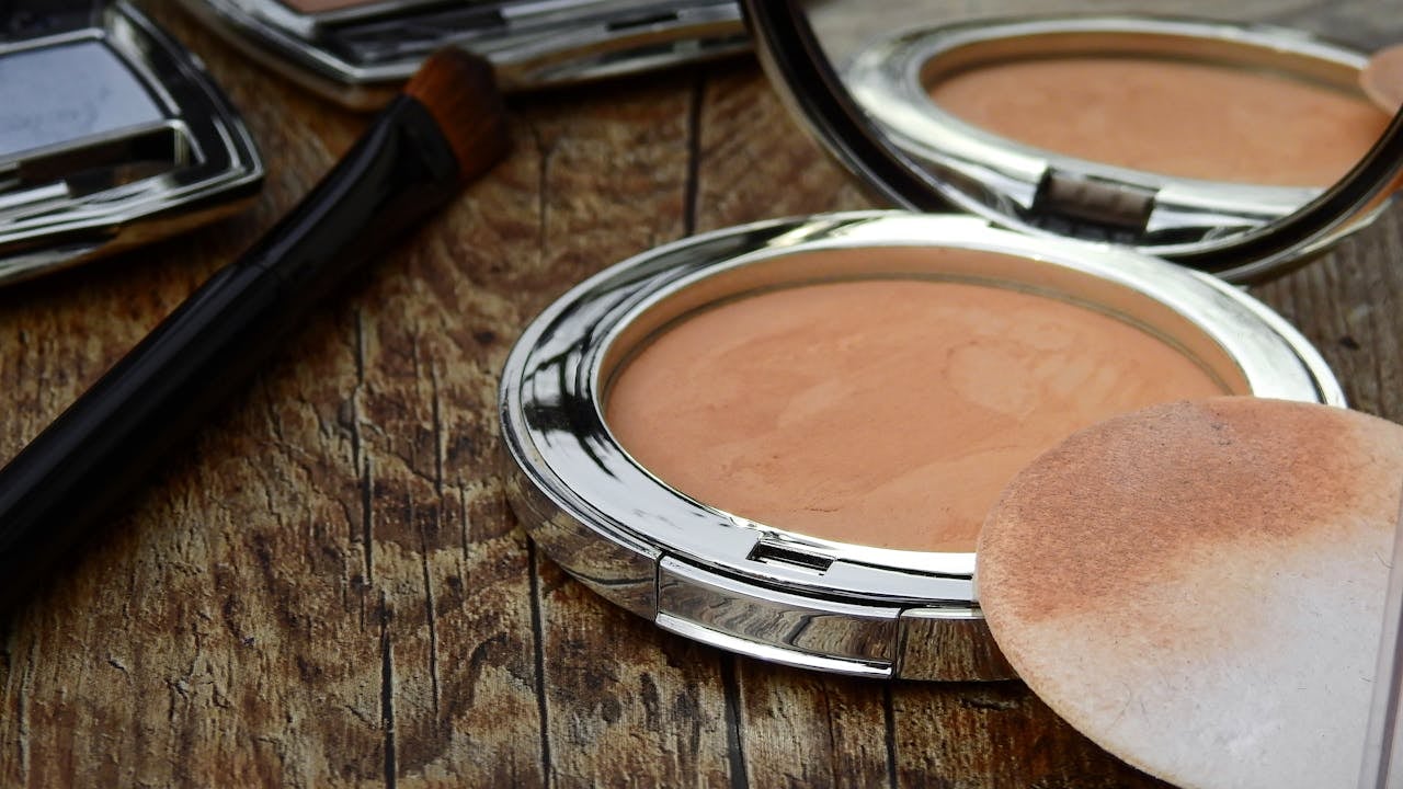 10 easy tips to consider when buying compacts for oily skin people
