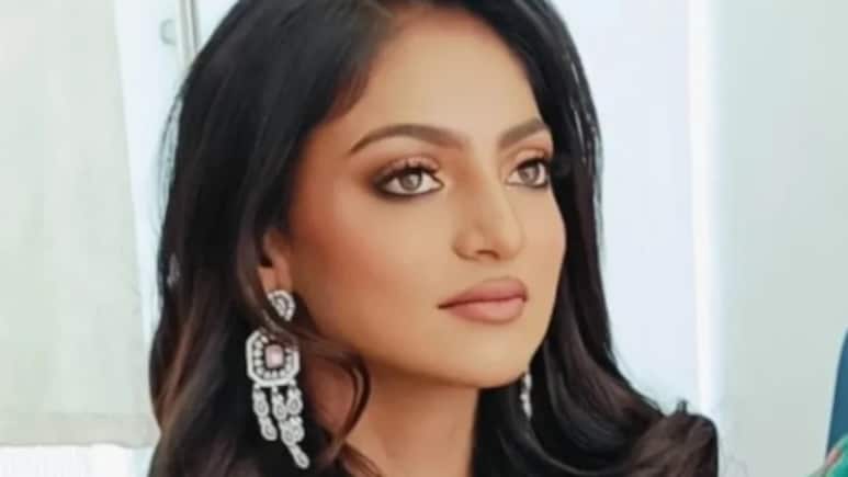मोनालिसा की अनदेखी तस्वीरें, देखें 8 महीने में कैसे बदली माला बेचने वाली की जिंदगी