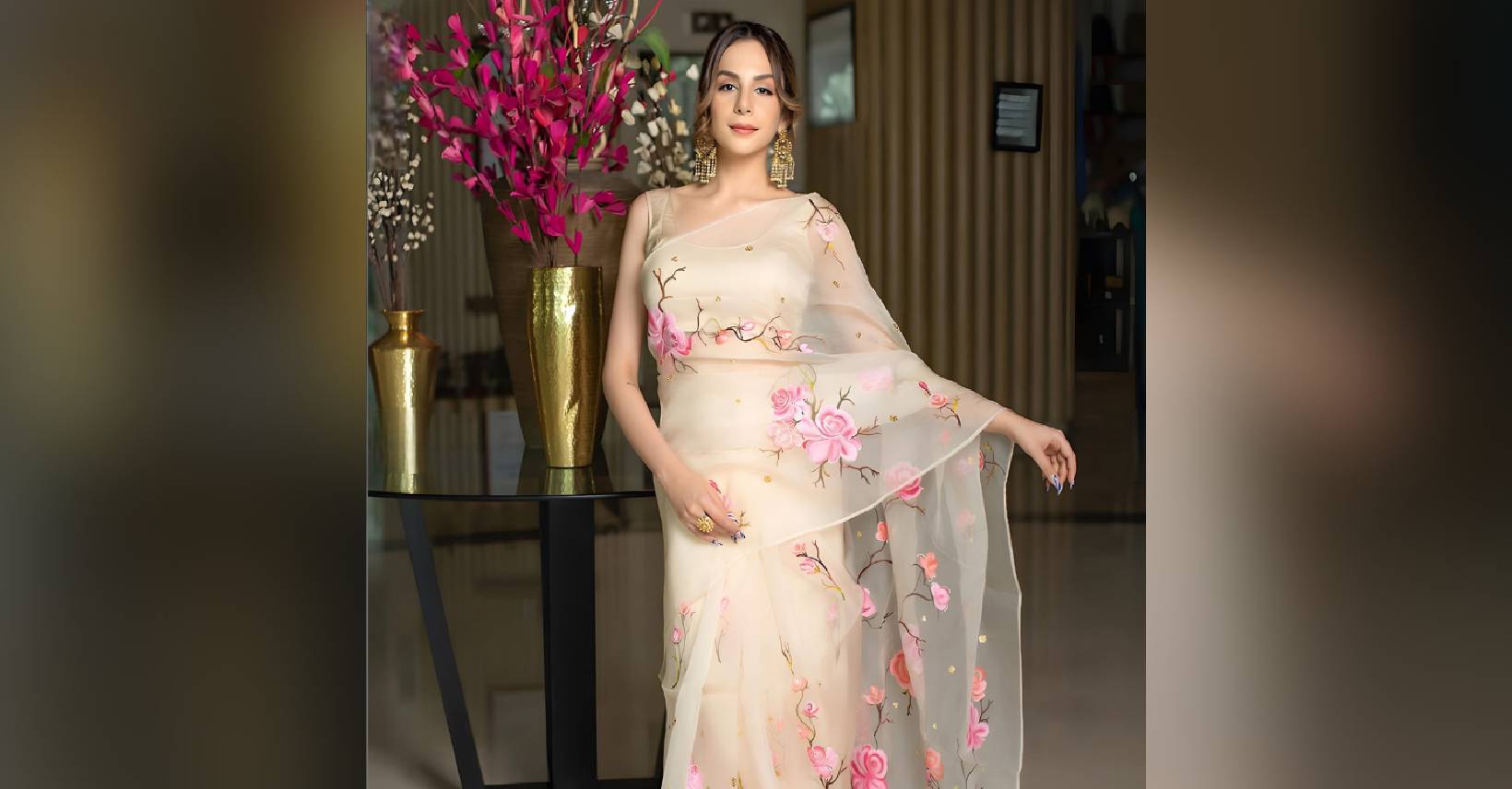 इन खूबसूरत Floral Saree के साथ अपने लुक में लगाएं चार चांद, 1000 रुपये से भी कम में अभी करें शॉप