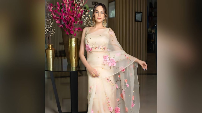 इन खूबसूरत Floral Saree के साथ अपने लुक में लगाएं चार चांद, 1000 रुपये से भी कम में अभी करें शॉप इन खूबसूरत Floral Saree के साथ अपने लुक में लगाएं चार चांद, 1000 रुपये से भी कम में अभी करें शॉप