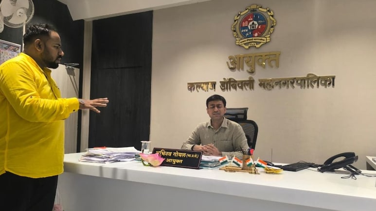 KDMC आयुक्त भाजपचा प्रचार करतात? ‘वंचित’चा सवाल; आयुक्तांना दिले कमळाचे फूल