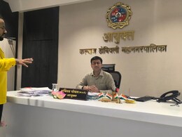 KDMC आयुक्त भाजपचा प्रचार करतात? ‘वंचित’चा सवाल; आयुक्तांना दिले कमळाचे फूल KDMC आयुक्त भाजपचा प्रचार करतात? ‘वंचित’चा सवाल; आयुक्तांना दिले कमळाचे फूल