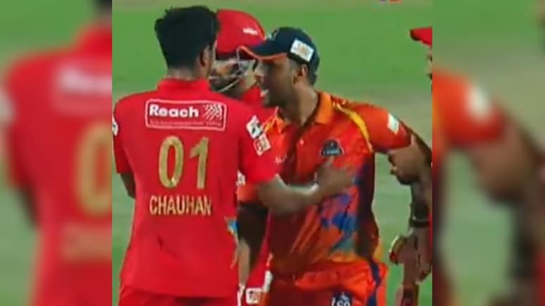 VIDEO: नीतीश राणा और दिग्वेश राठी के बीच हुई लड़ाई, अंपायर और खिलाड़ियों ने किसी तरह किया बीच बचाव VIDEO: नीतीश राणा और दिग्वेश राठी के बीच हुई लड़ाई, अंपायर और खिलाड़ियों ने किसी तरह किया बीच बचाव