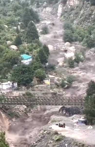 उत्तराखंड के बाद हिमाचल में भी Cloud burst,  तांगलिंग नाले में बादल फटने आई बाढ़