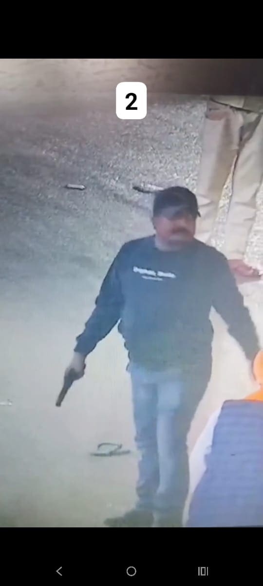 हाथ में हथियार लिए विजय साहनी की पुरानी तस्वीर. हाथ में हथियार लिए विजय साहनी की पुरानी तस्वीर.