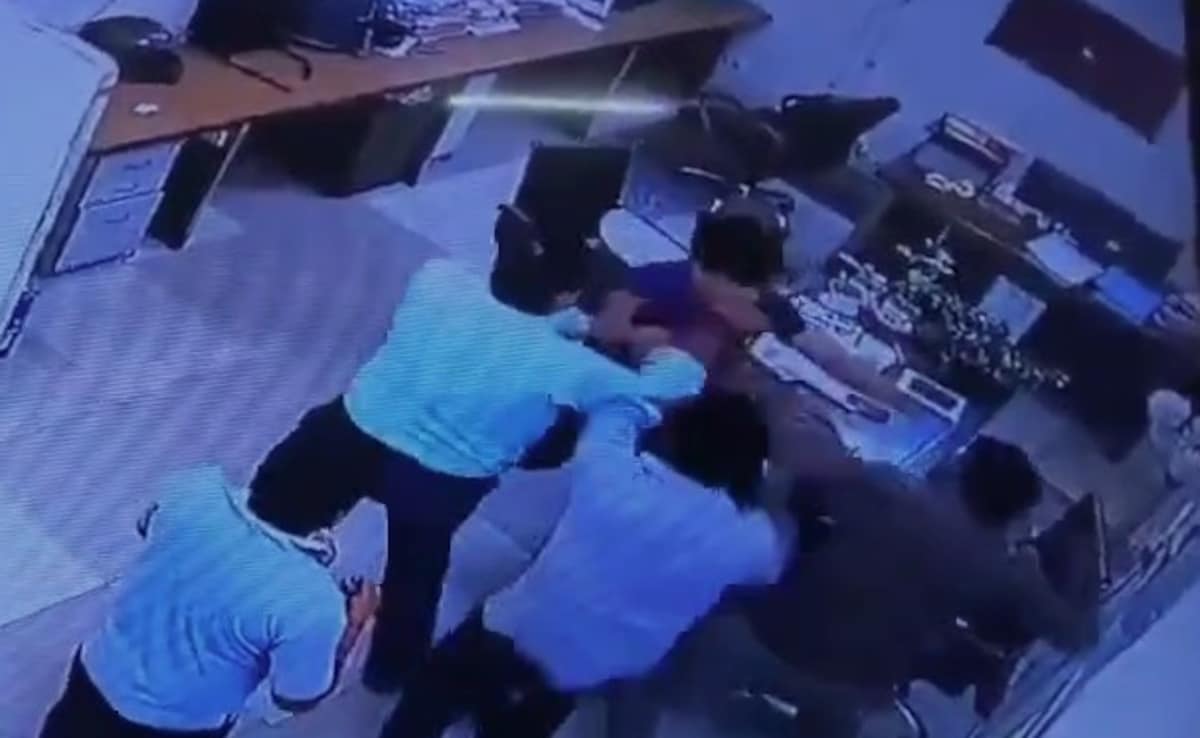 ВИДЕО: Жителката на Газиабад е разтърснала от служителите на обществото по време на спор за недостиг на вода 