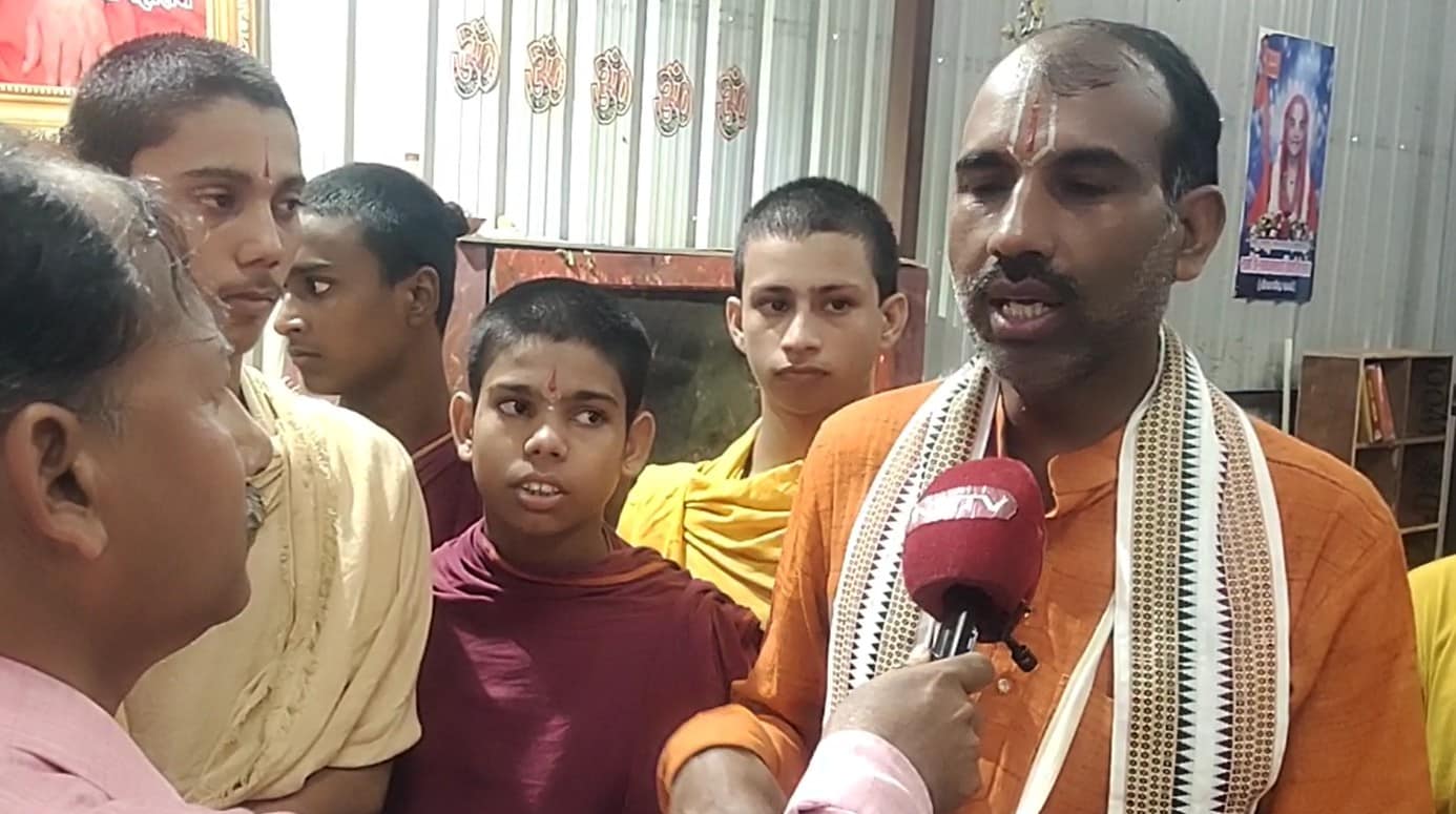 महंत के सचिव रामभरत ने मामले की सच्चाई की. महंत के सचिव रामभरत ने मामले की सच्चाई की.