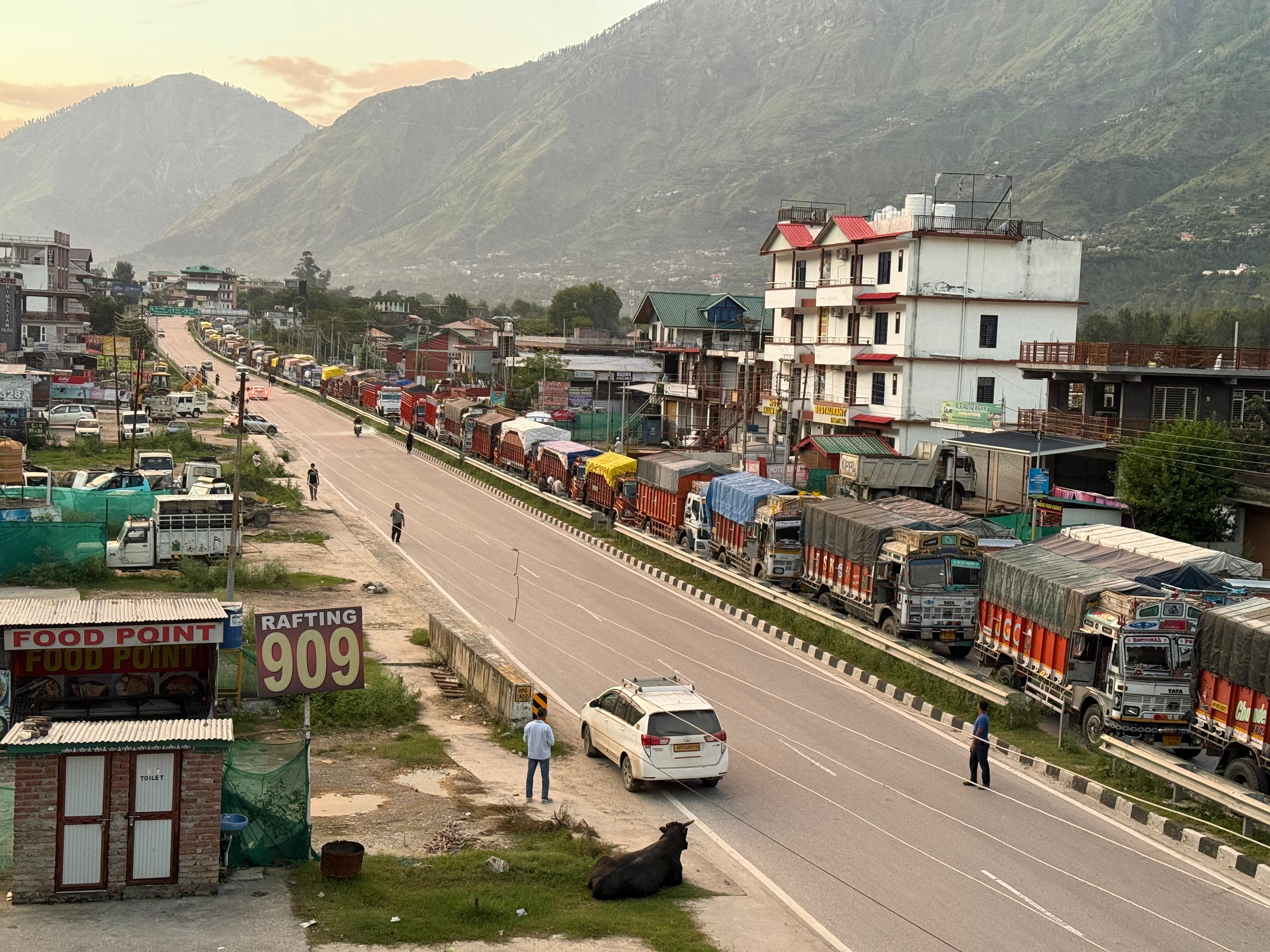 50 किमी लंबा काफिला: चंडीगढ़-कुल्लू हाईवे पर महाजाम, हजारों ट्रकों में करोड़ों के सेब-टमाटर अटके, NCR में सप्लाई संकट