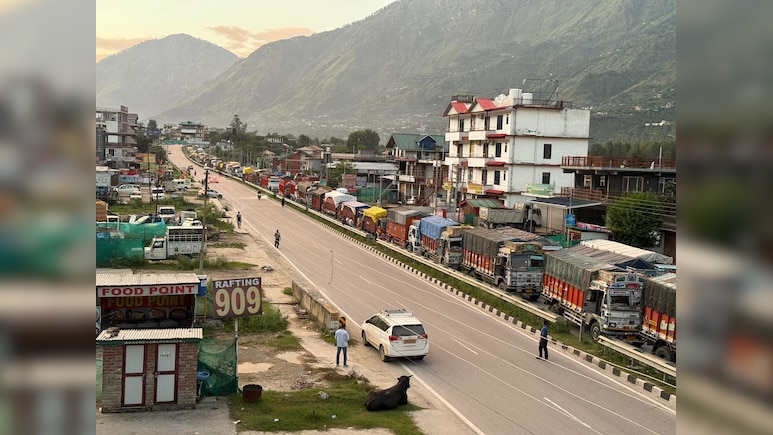 50 किमी लंबा काफिला: चंडीगढ़-कुल्लू हाईवे पर महाजाम, हजारों ट्रकों में करोड़ों के सेब-टमाटर अटके, NCR में सप्लाई संकट
