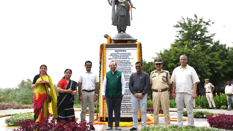 Delhi Lt Governor Unveils Maa Yamuna Statue Near Nigambodh Ghat Delhi Lt Governor Unveils Maa Yamuna Statue Near Nigambodh Ghat