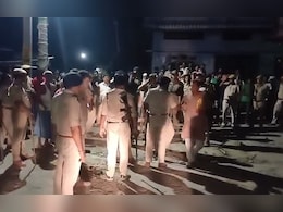 मुजफ्फरपुर में महावीरी झंडा जुलूस पर पथराव, थानेदार सहित कई घायल, गांव में तनाव मुजफ्फरपुर में महावीरी झंडा जुलूस पर पथराव, थानेदार सहित कई घायल, गांव में तनाव