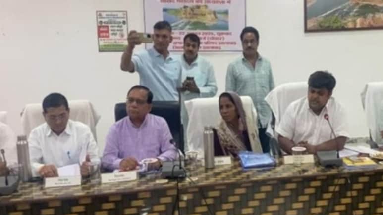 Jhalawar News: घटिया सड़क निर्माण का मुद्दा उठाया तो, अपनी ही पार्टी के नेता पर भड़क गए BJP विधायक Jhalawar News: घटिया सड़क निर्माण का मुद्दा उठाया तो, अपनी ही पार्टी के नेता पर भड़क गए BJP विधायक