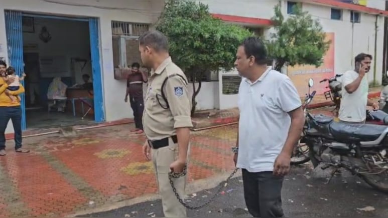 सतना में लिफ्ट के बहाने दुष्कर्म करने वाला स्कूल प्रिंसिपल गिरफ्तार, शादी के बाद वायरल की थी तस्वीरें सतना में लिफ्ट के बहाने दुष्कर्म करने वाला स्कूल प्रिंसिपल गिरफ्तार, शादी के बाद वायरल की थी तस्वीरें