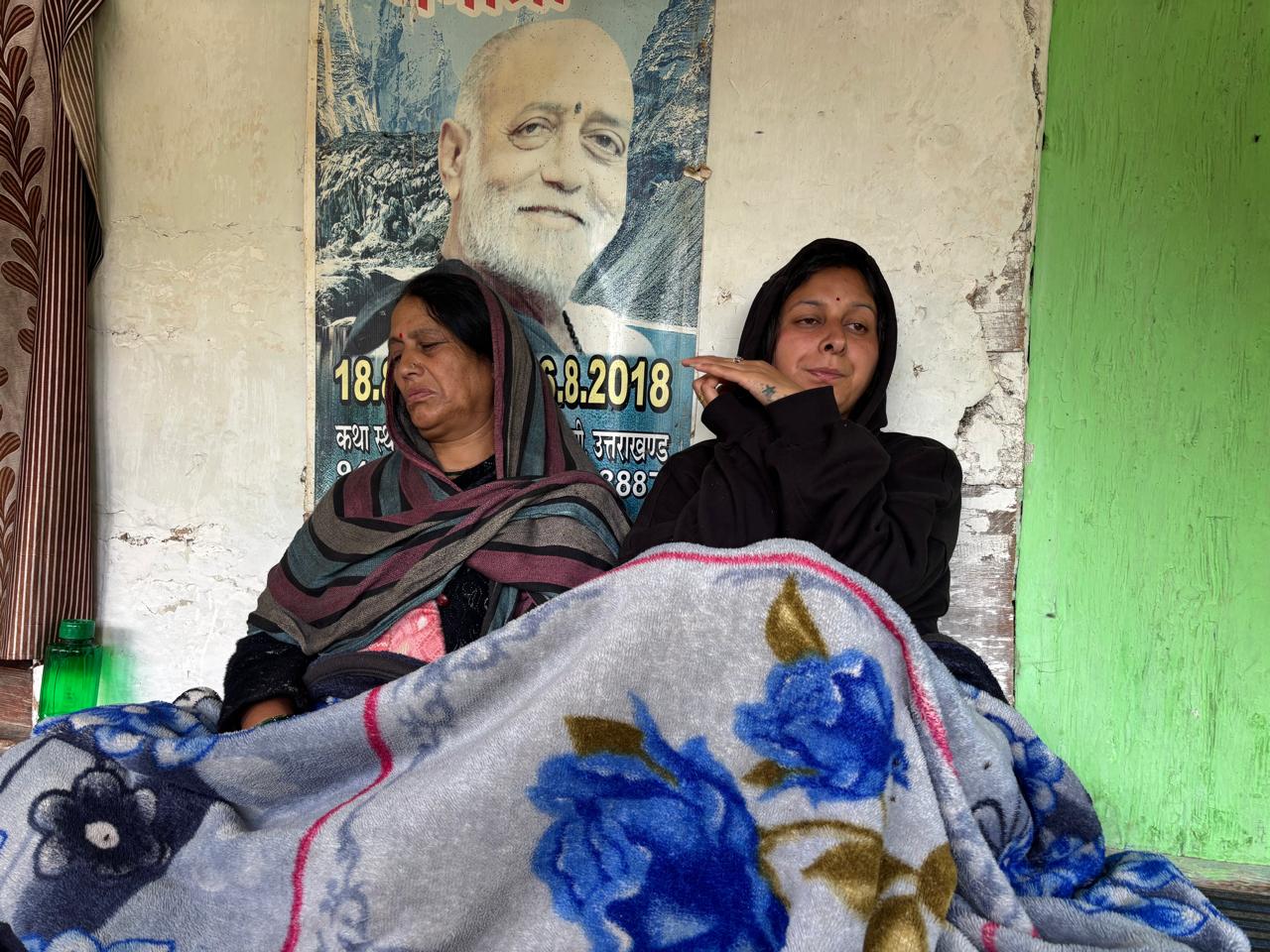 धराली में शुभम की तलाश करते-करते थककर दीवार किनारे बैंठी मां और पत्नी. धराली में शुभम की तलाश करते-करते थककर दीवार किनारे बैंठी मां और पत्नी.