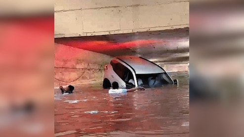 डूबती कार में छटपटा रहे थे युवक... ठाणे में लड़कों ने जान की बाजी लगाकर मौत के मुंह से निकाला
