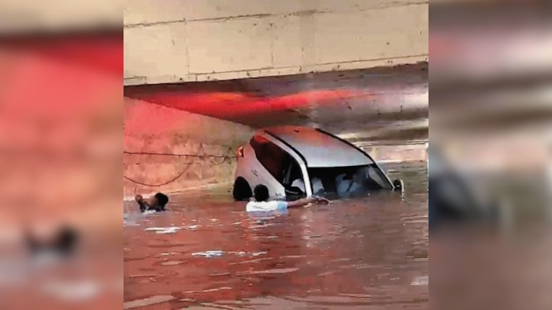डूबती कार में छटपटा रहे थे युवक... ठाणे में लड़कों ने जान की बाजी लगाकर मौत के मुंह से निकाला