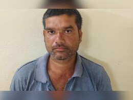 कवर्धा में डबल मर्डर: युवक ने अपने पिता और बुआ को उतारा मौत के घाट, पुलिस के पास पहुंच कर दिया सरेंडर कवर्धा में डबल मर्डर: युवक ने अपने पिता और बुआ को उतारा मौत के घाट, पुलिस के पास पहुंच कर दिया सरेंडर