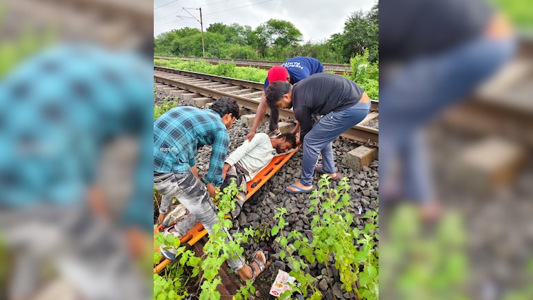 चलती ट्रेन से नीचे गिरा यात्री, ट्रैक के पास पड़ा रहा बेहोश, मचा हड़कंप चलती ट्रेन से नीचे गिरा यात्री, ट्रैक के पास पड़ा रहा बेहोश, मचा हड़कंप