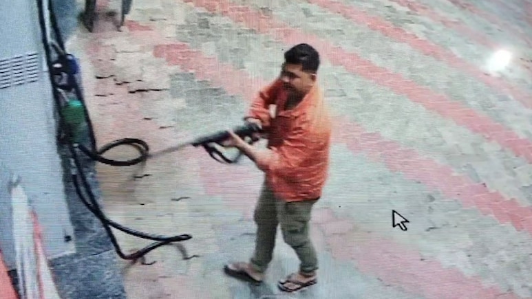 भिंड में 'नो हेलमेट, नो पेट्रोल' बना जानलेवा, फ्यूल देने से मना किया था तो बदमाशों ने चलाई ताबड़तोड़ गोलियां, पंप मालिक घायल भिंड में 'नो हेलमेट, नो पेट्रोल' बना जानलेवा, फ्यूल देने से मना किया था तो बदमाशों ने चलाई ताबड़तोड़ गोलियां, पंप मालिक घायल