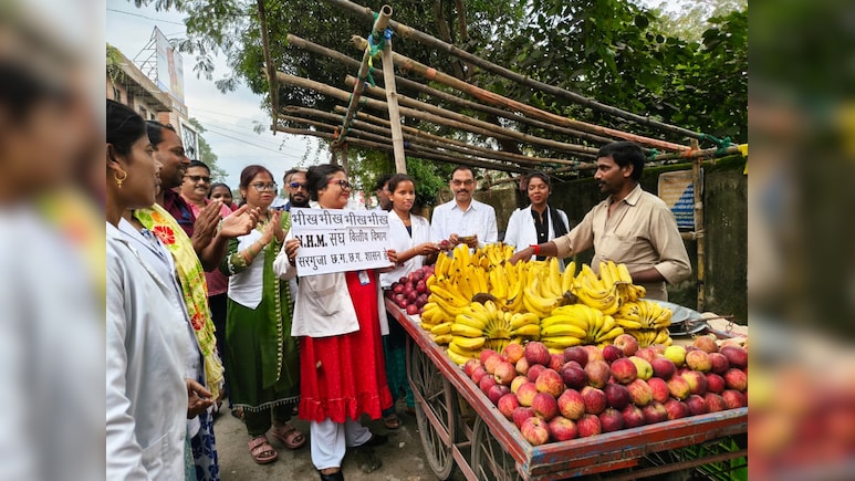 सरगुजा में NHM कर्मचारी मांग रहे भीख, कहा- सरकार के वित्त विभाग को देंगे ये पैसा, जानें पूरा मामला सरगुजा में NHM कर्मचारी मांग रहे भीख, कहा- सरकार के वित्त विभाग को देंगे ये पैसा, जानें पूरा मामला