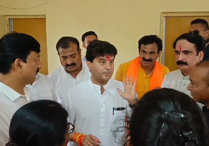 ज्योतिरादित्य सिंधिया ने बाढ़ प्रभावित क्षेत्रों का निरीक्षण किया ज्योतिरादित्य सिंधिया ने बाढ़ प्रभावित क्षेत्रों का निरीक्षण किया