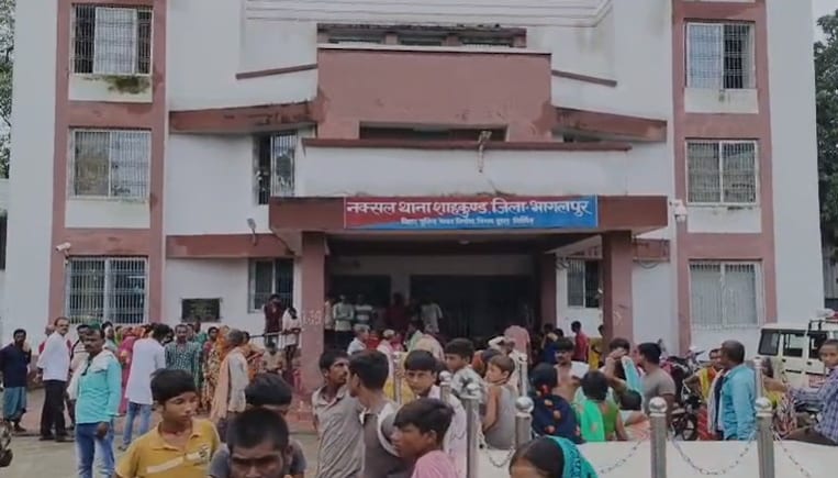 बिहार के भागलपुर में बड़ा हादसा, डीजे वैन पलटी, 5 लोगों की मौत बिहार के भागलपुर में बड़ा हादसा, डीजे वैन पलटी, 5 लोगों की मौत