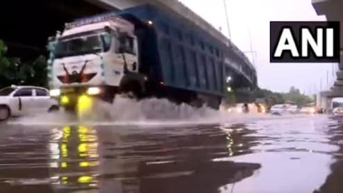 Delhi-NCR Rain LIVE: भारी बारिश के बाद दिल्ली में कई जगहों पर भरा पानी, UP, उत्तराखंड में भी रेड अलर्ट
