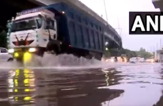 Delhi-NCR Rain LIVE: धौला कुआं-गुरुग्राम रोड पर भरा पानी, कई इलाकों में अब भी हो रही तेज बारिश