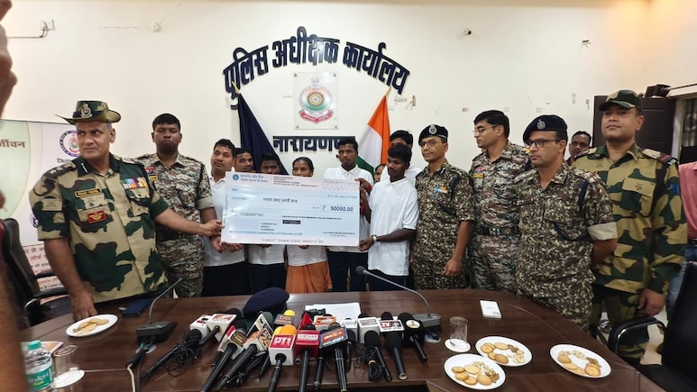 Naxal News: 30 लाख के इनामी 8 नक्सलियों ने किया सरेंडर, माओवादी संगठन पर लगाए ये गंभीर आरोप