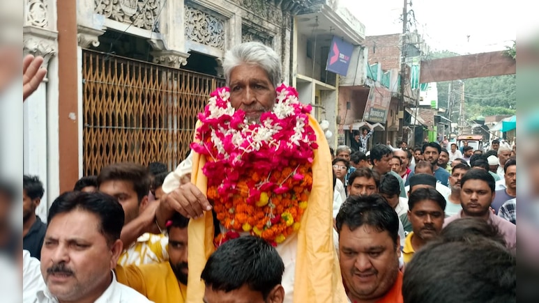 संभल हिंसा के मास्टरमाइंड जफर अली का जेल से छूटने के बाद फूल मालाओं से स्वागत, शहर में निकला जुलूस