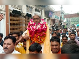 संभल हिंसा के मास्टरमाइंड जफर अली का जेल से छूटने के बाद फूल मालाओं से स्वागत, शहर में निकला जुलूस संभल हिंसा के मास्टरमाइंड जफर अली का जेल से छूटने के बाद फूल मालाओं से स्वागत, शहर में निकला जुलूस