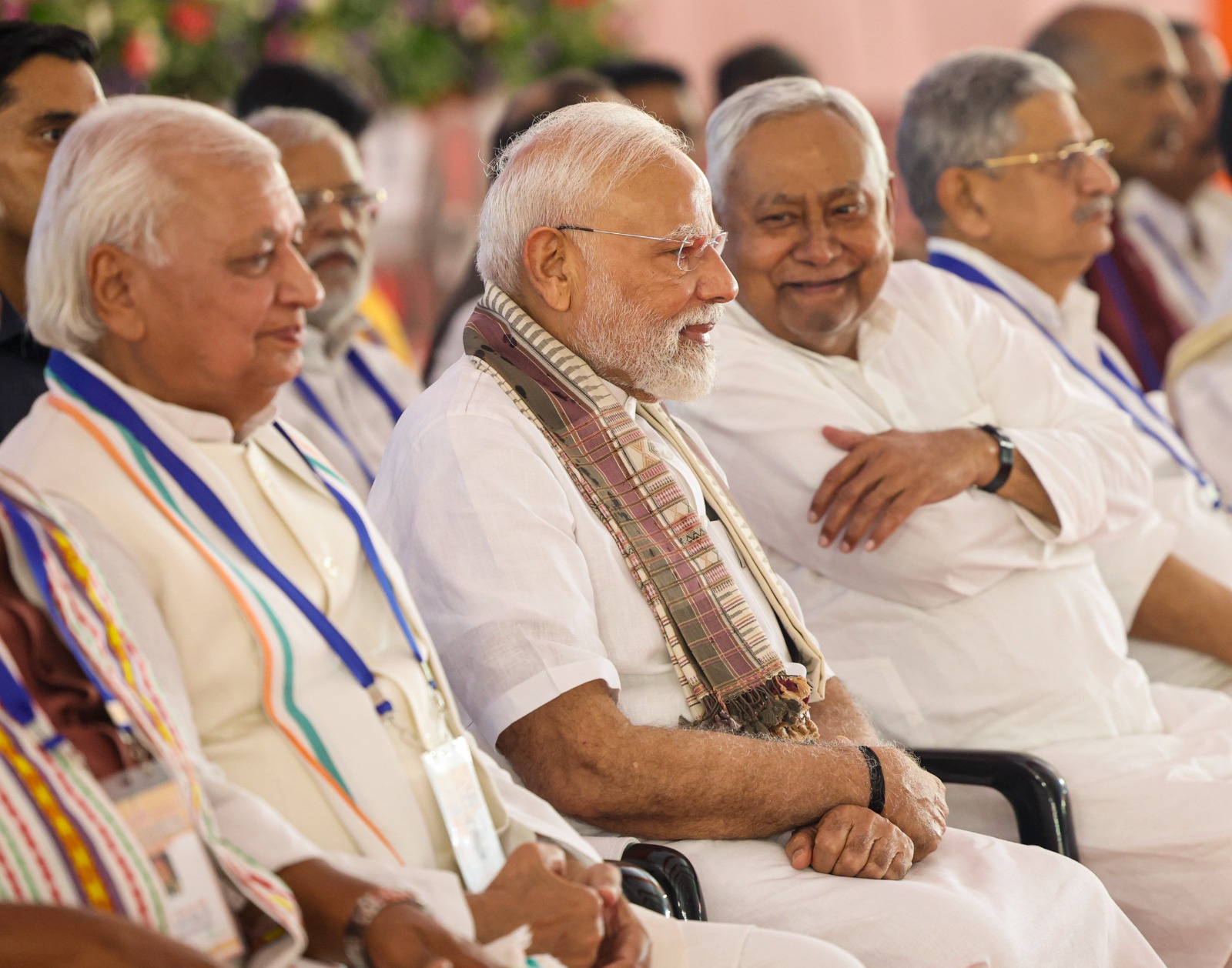 गयाजी में पीएम मोदी के मंच पर RJD के 2 विधायक, तेजस्वी के लिए चुनाव से पहले क्यों बजी खतरे की घंटी