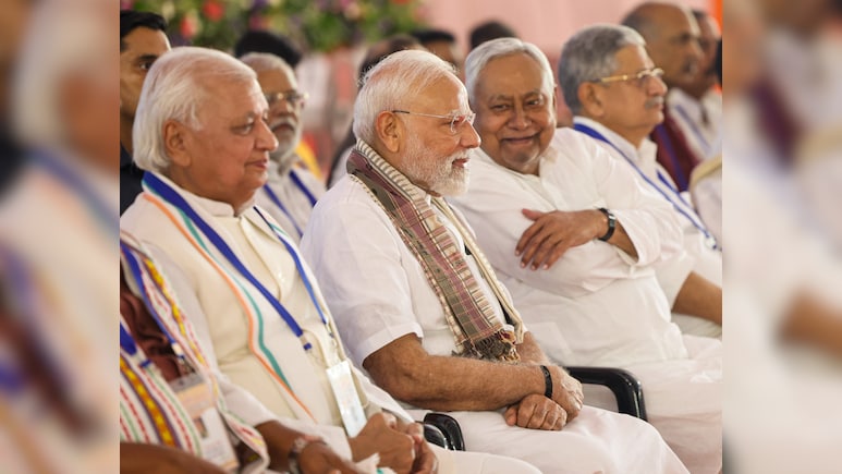 गयाजी में पीएम मोदी के मंच पर RJD के 2 विधायक, तेजस्वी के लिए चुनाव से पहले क्यों बजी खतरे की घंटी