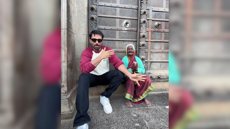 बुजुर्ग महिला का गाना सुनते हुए नजर आए सोनू सूद, कहा- 'हुनर तो सभी..'