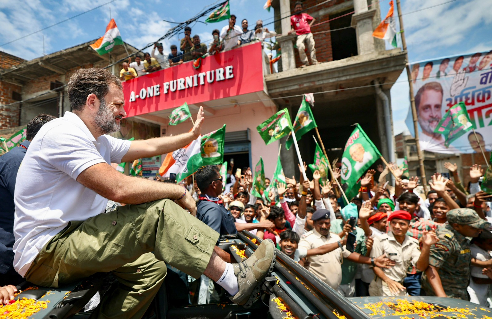 मुर्दाबाद के नारे, काला कपड़ा फेंका... राहुल गांधी की 'वोट अधिकार यात्रा' में बैनर पर बवाल
