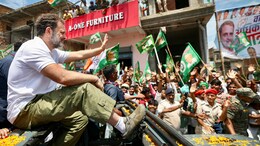 मुर्दाबाद के नारे, काला कपड़ा फेंका... राहुल गांधी की 'वोट अधिकार यात्रा' में बैनर पर बवाल
