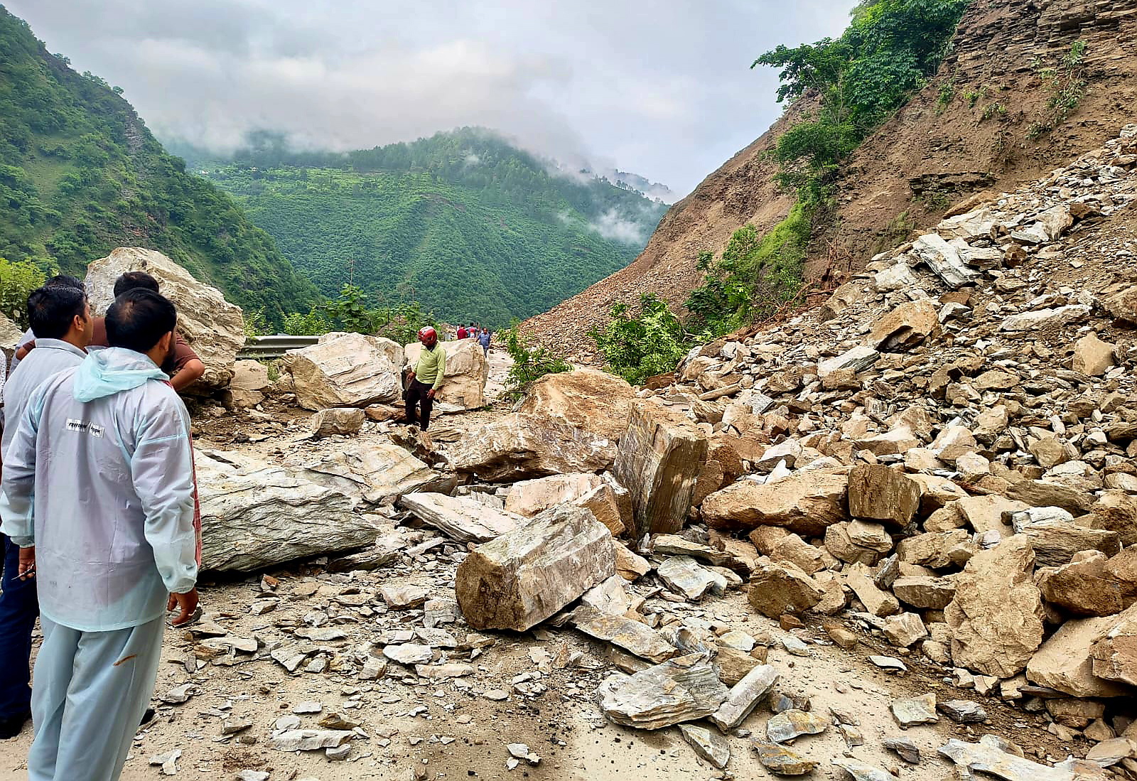 उत्तराखंड में बारिश ने लिया रौद्र रूप, हिमाचल में भी बुरा हाल, IMD ने जारी की चेतावनी