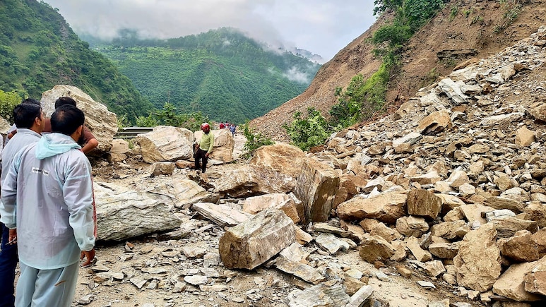 उत्तराखंड के 8 जिलों में 4 दिनों तक भारी बारिश का रेड अलर्ट, स्कूल बंद, घरों में रहने की सलाह