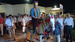 IPS को घोड़े पर बैठाया और डीजे पर पुलिसकर्मियों ने लगाए ठुमके; अधिकारी को दी अनोखी विदाई