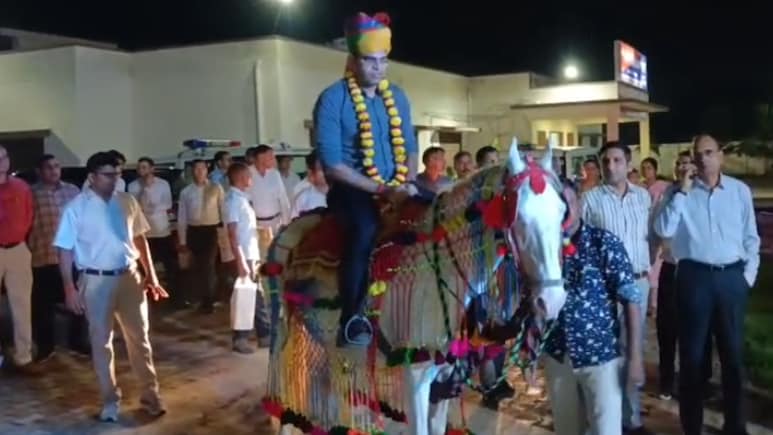 IPS को घोड़े पर बैठाया और डीजे पर पुलिसकर्मियों ने लगाए ठुमके; अधिकारी को दी अनोखी विदाई