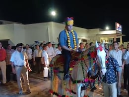 IPS को घोड़े पर बैठाया और डीजे पर पुलिसकर्मियों ने लगाए ठुमके; अधिकारी को दी अनोखी विदाई IPS को घोड़े पर बैठाया और डीजे पर पुलिसकर्मियों ने लगाए ठुमके; अधिकारी को दी अनोखी विदाई