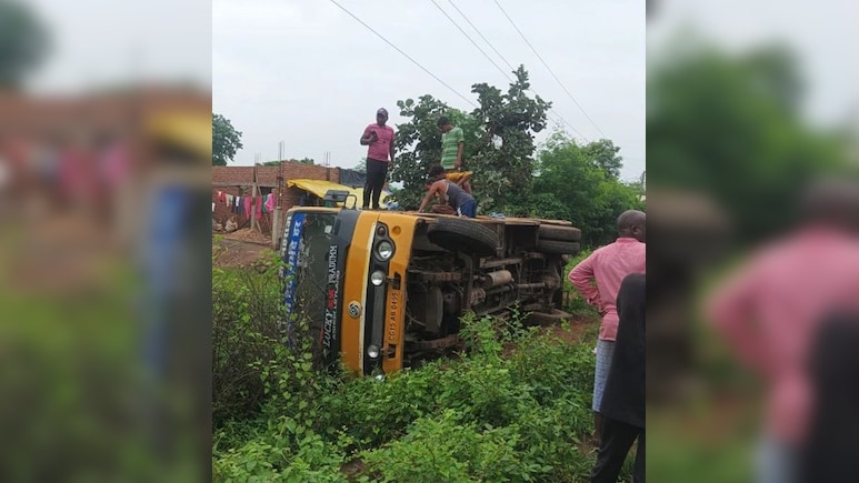Road Accident: रक्षाबंधन के दिन बड़ी सड़क दुर्घटना, यात्रियों से भरी बस पलटी, 8 से ज्यादा गंभीर रूप से घायल Road Accident: रक्षाबंधन के दिन बड़ी सड़क दुर्घटना, यात्रियों से भरी बस पलटी, 8 से ज्यादा गंभीर रूप से घायल